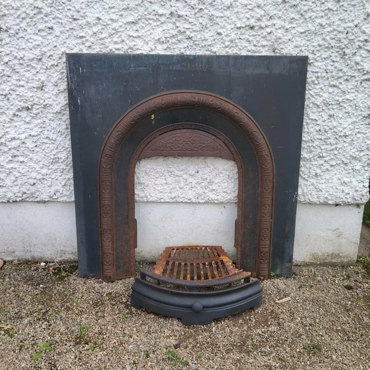 Cast iron insert and grate - Image 1