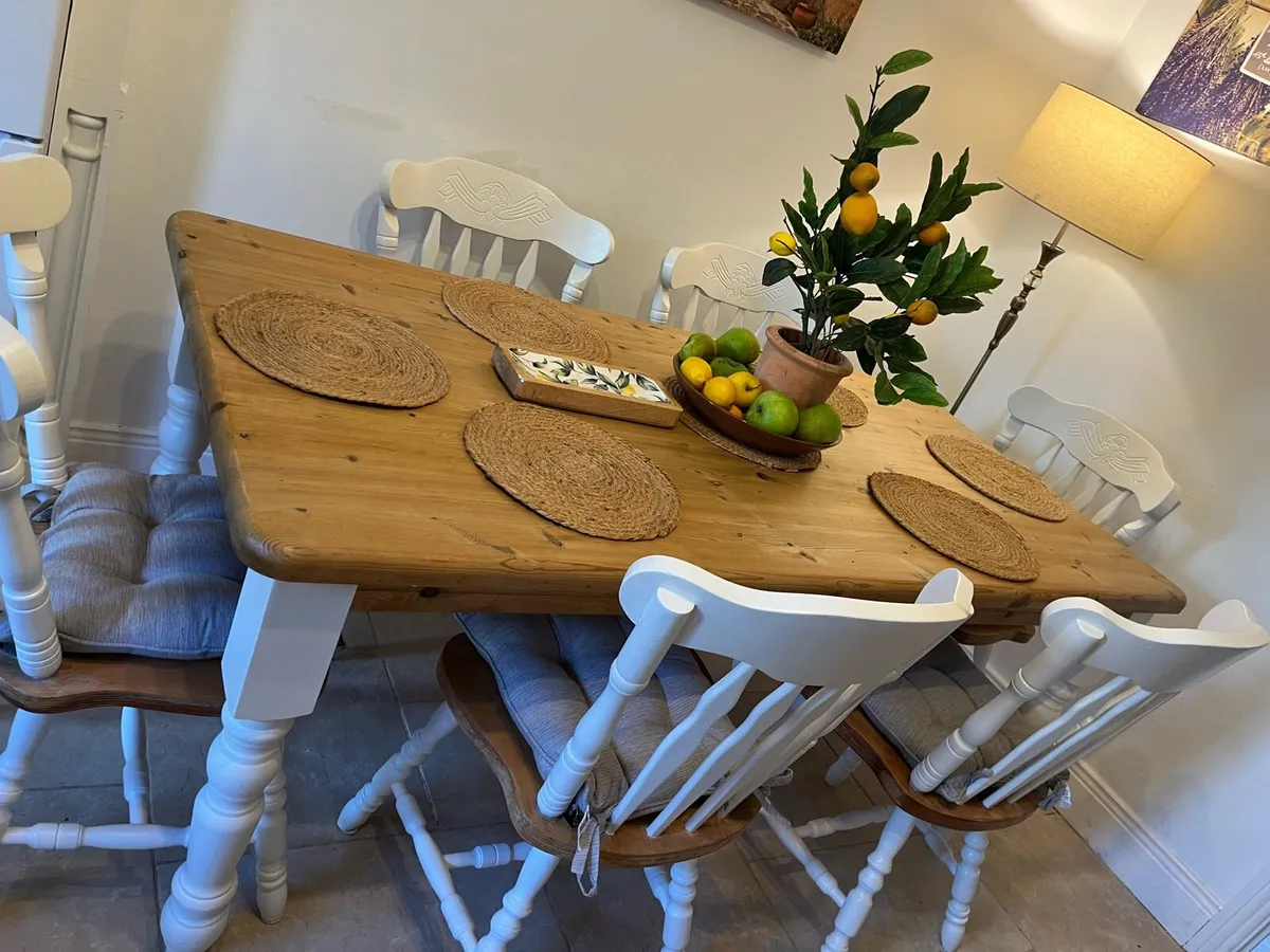 Table and chairs - Image 3
