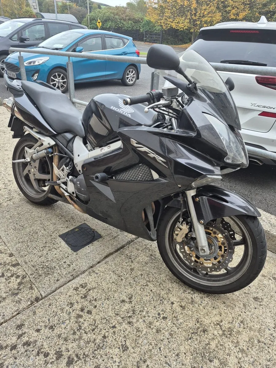 VFR800 VTEC - Image 1
