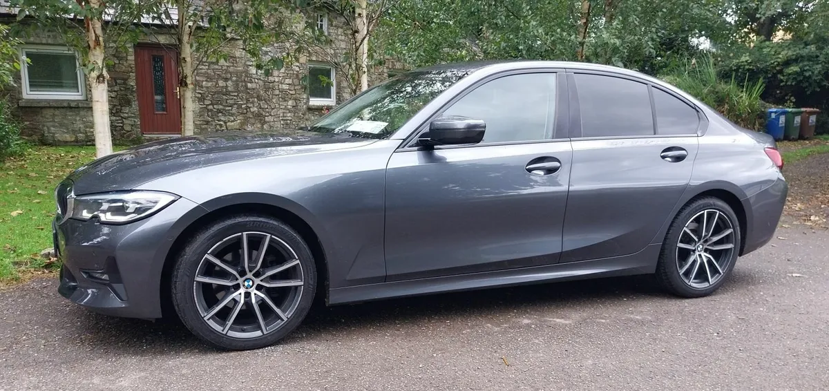 BMW 3-Series 2019 - Image 2