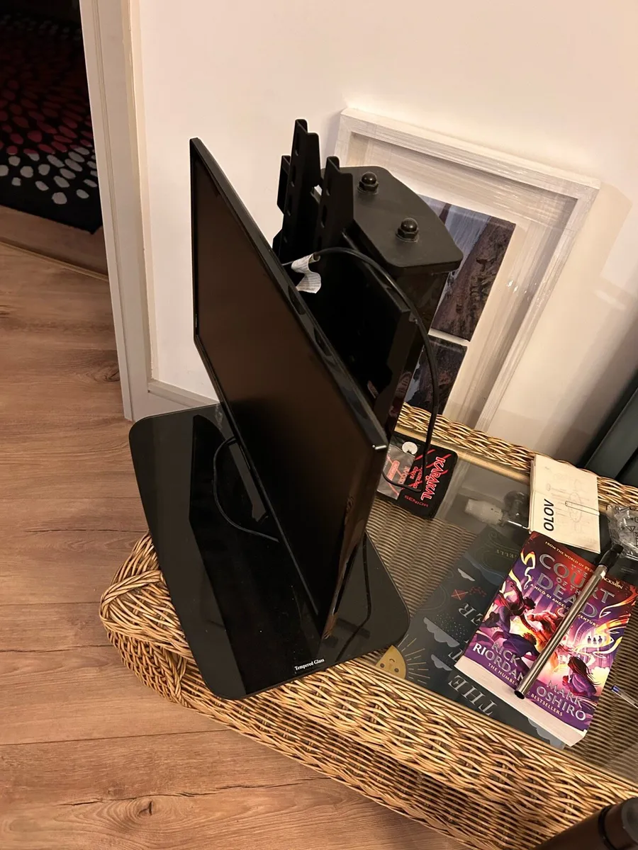 Samsung 16” TV with stand - Image 2