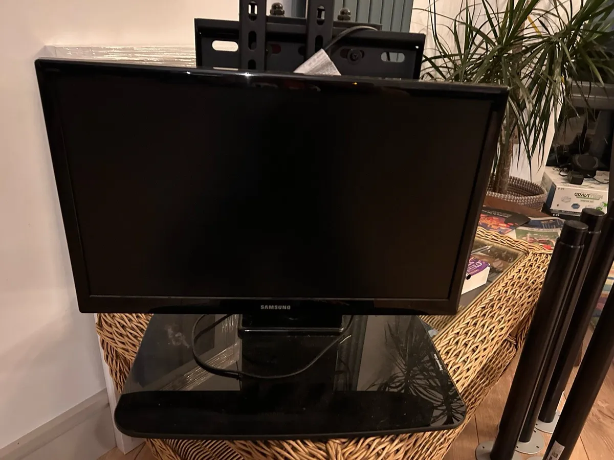 Samsung 16” TV with stand - Image 3