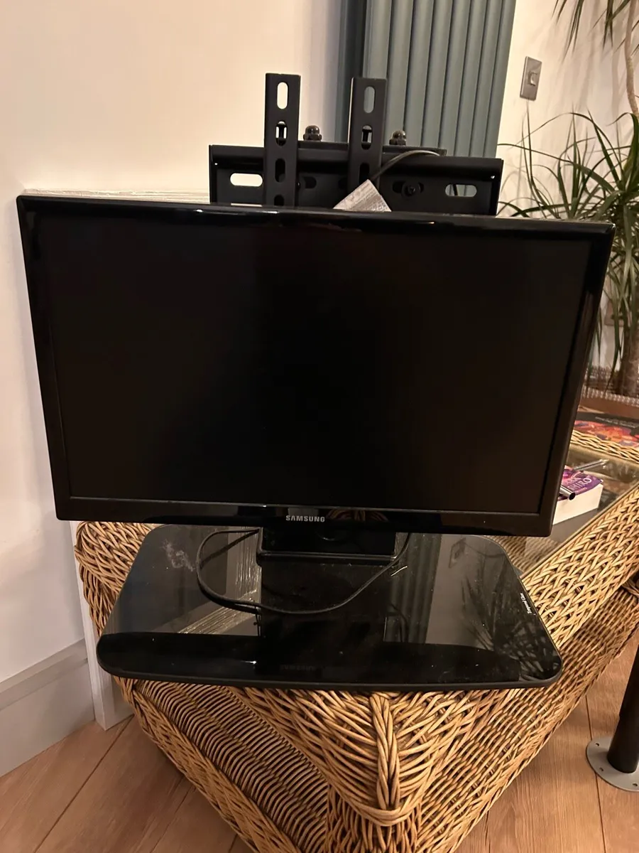 Samsung 16” TV with stand - Image 1