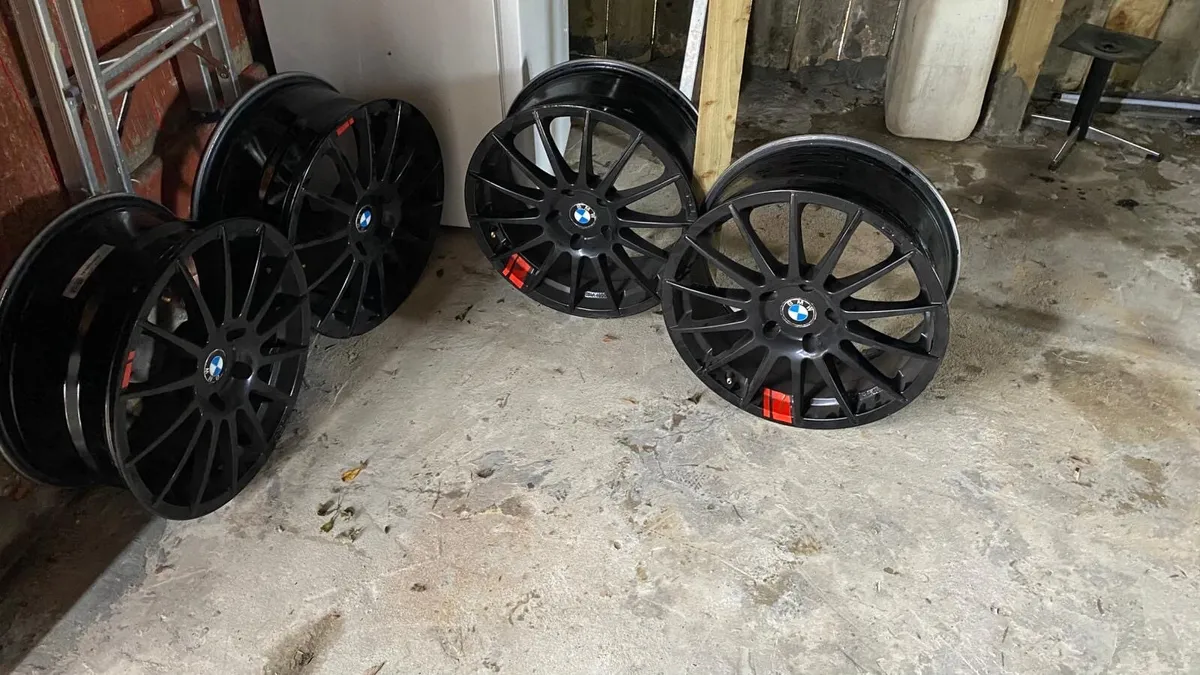 Alloys like new car rear spoiler new - Image 1