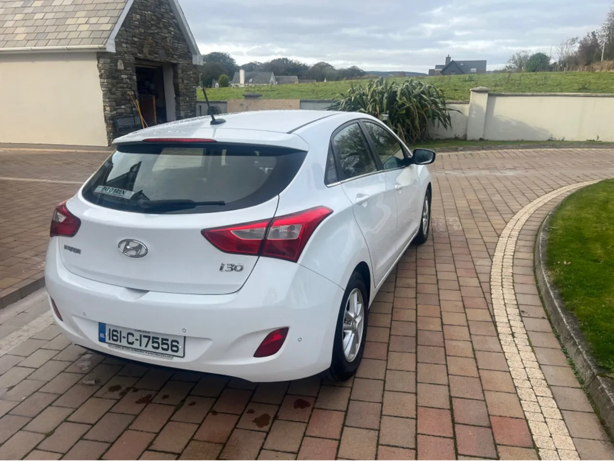 Hyundai i30 SE NAV BLUE DRIVE 110 5DR 110PS - Image 4