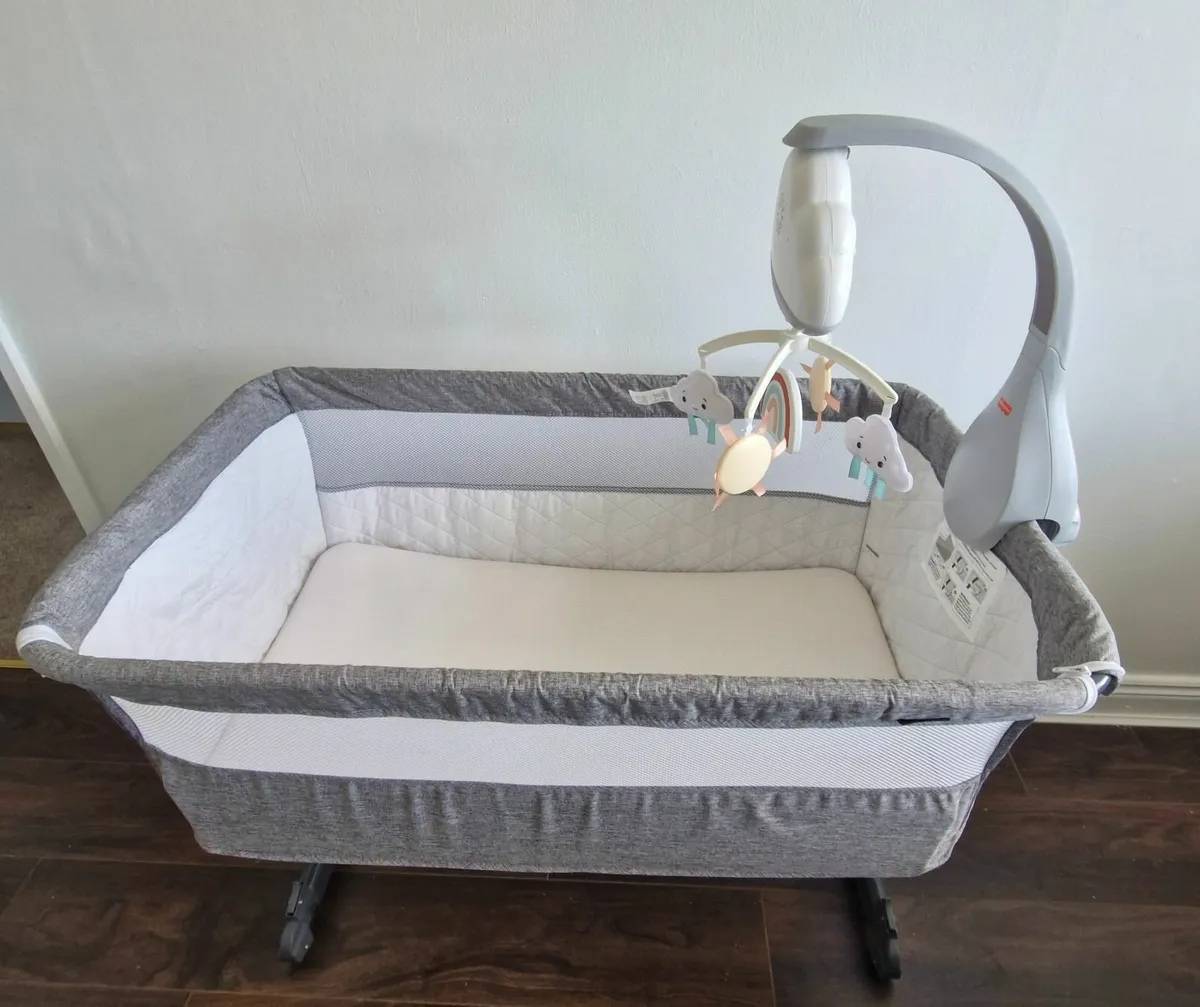Co sleeper with lullaby mobile - Image 1