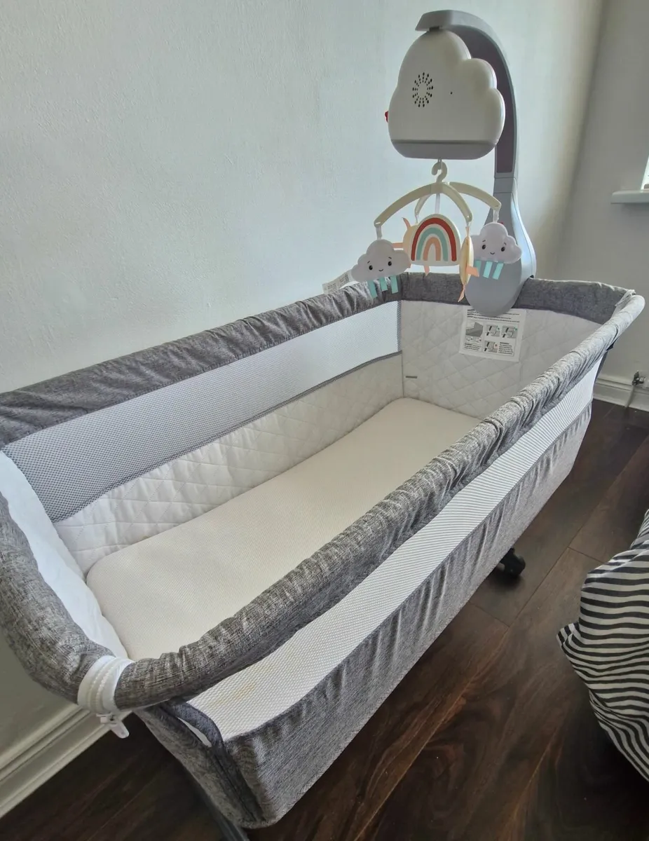 Co sleeper with lullaby mobile - Image 3