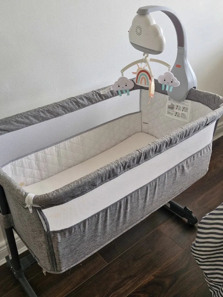 Co sleeper with lullaby mobile - Image 4