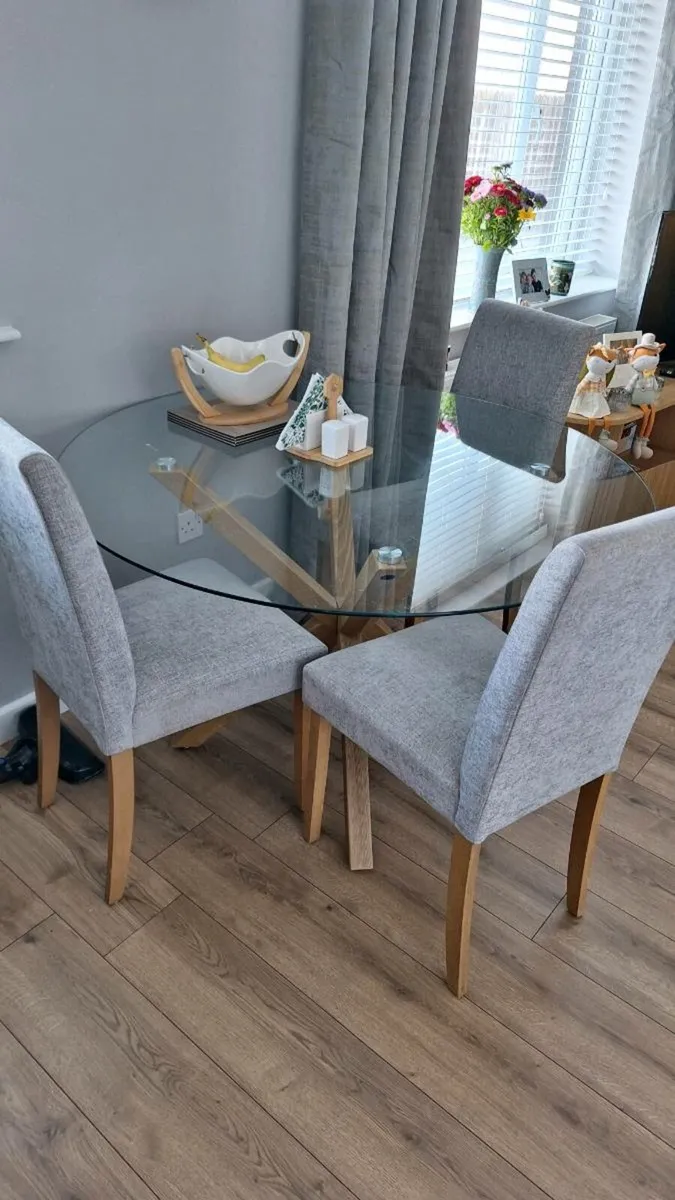 Glass top round table with 4 chairs like new - Image 1