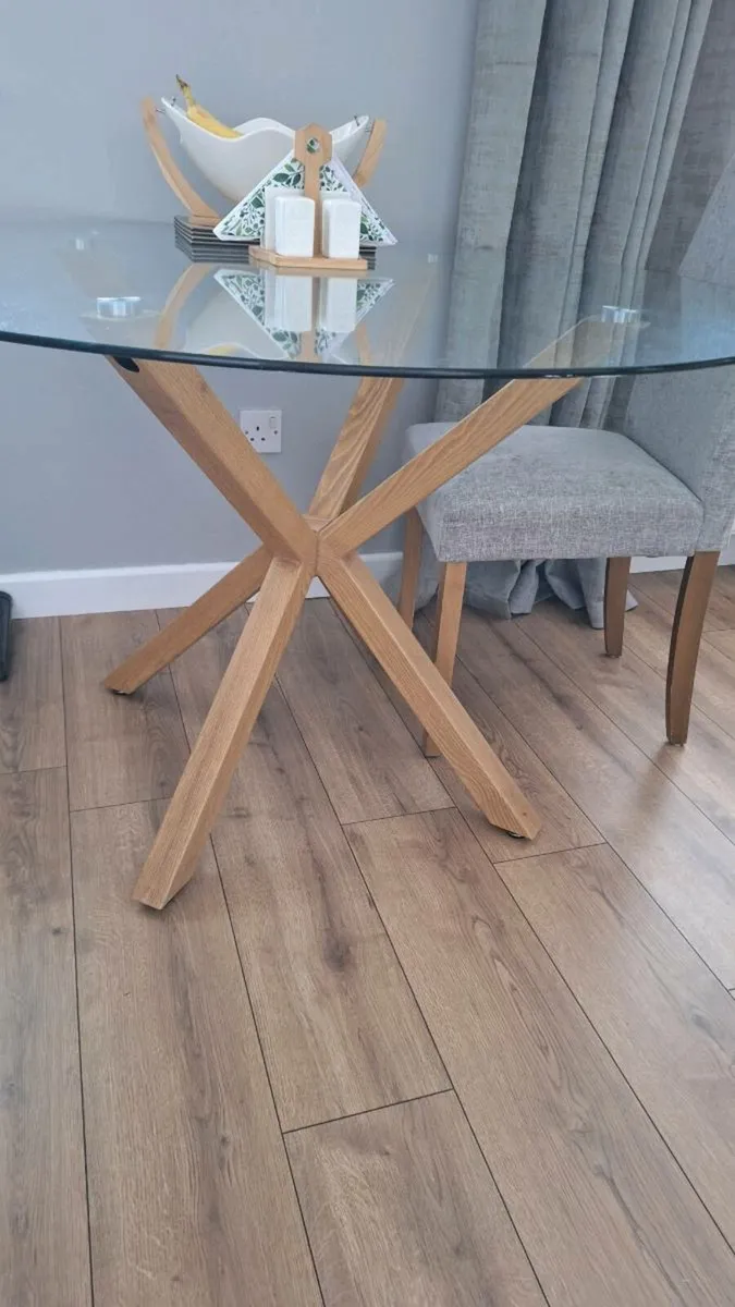 Glass top round table with 4 chairs like new - Image 2