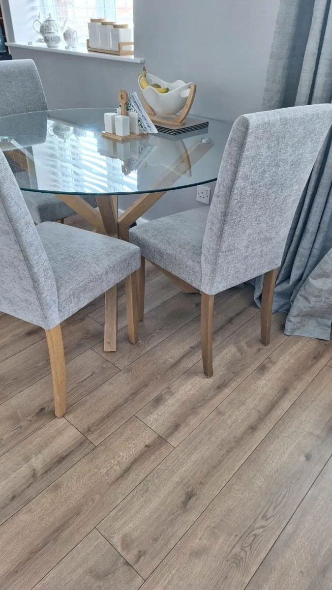 Glass top round table with 4 chairs like new - Image 3
