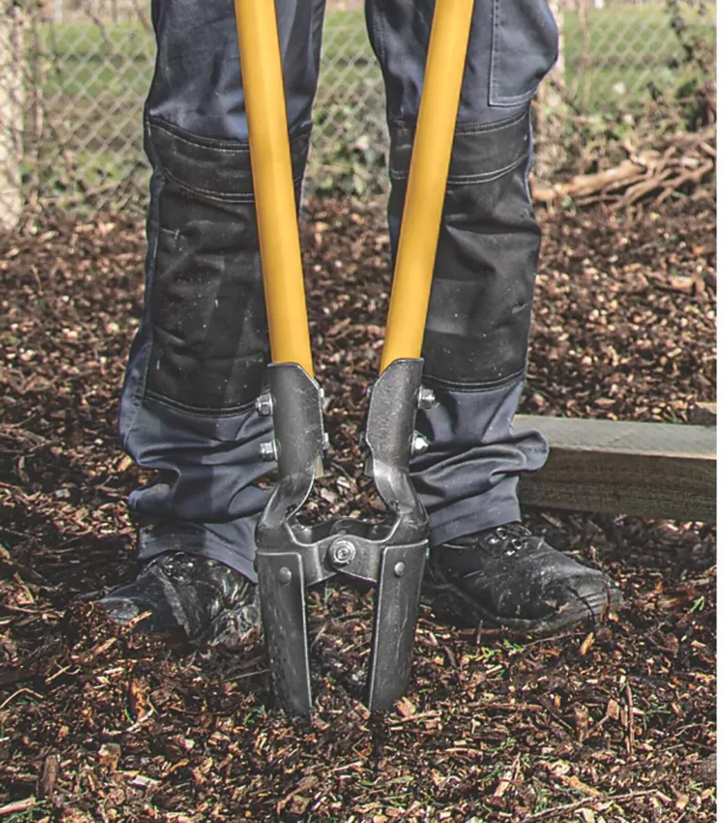 ROUGHNECK FIBREGLASS POST-HOLE DIGGER - Image 1