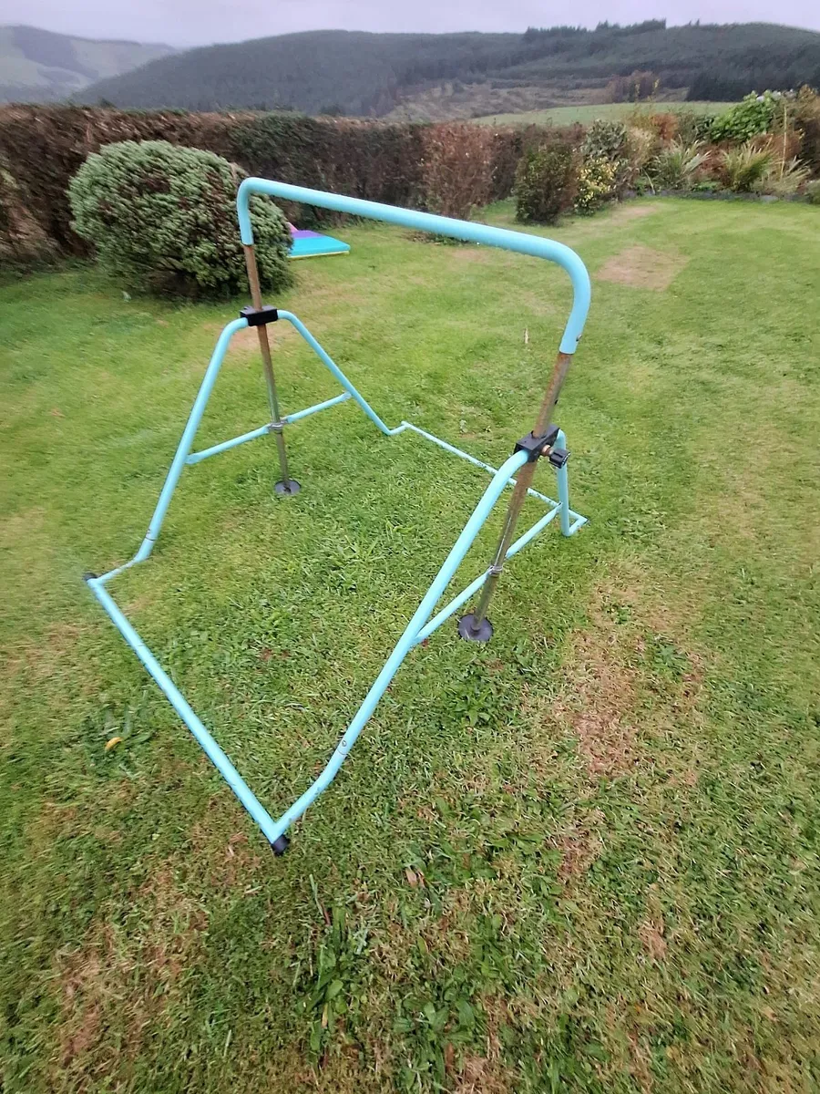Gymnastics mat and bar - Image 4
