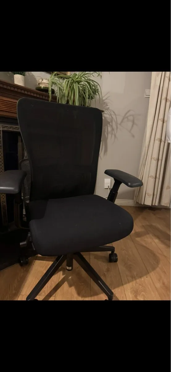Office chair and desk - Image 3