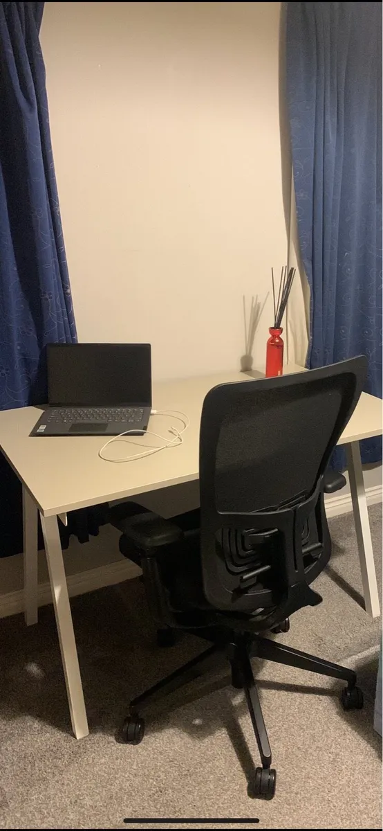 Office chair and desk - Image 1