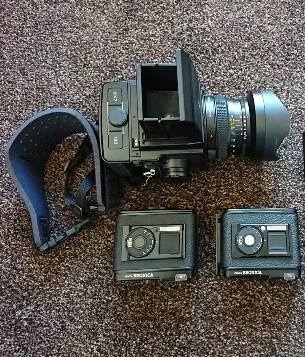 bronica gs-1 kit 50mm lens and 3 backs - Image 1