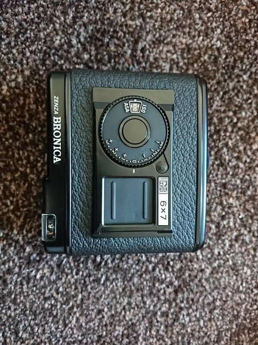 bronica gs-1 kit 50mm lens and 3 backs - Image 3