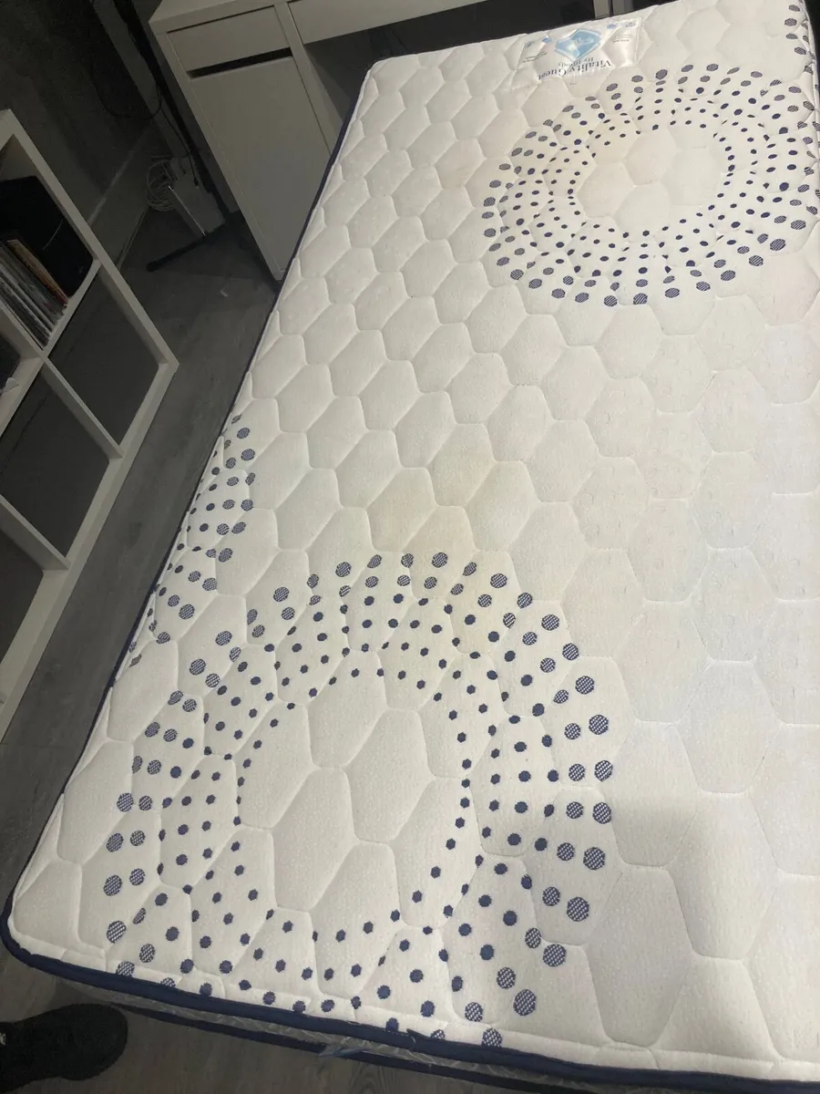 Single bed - Image 1