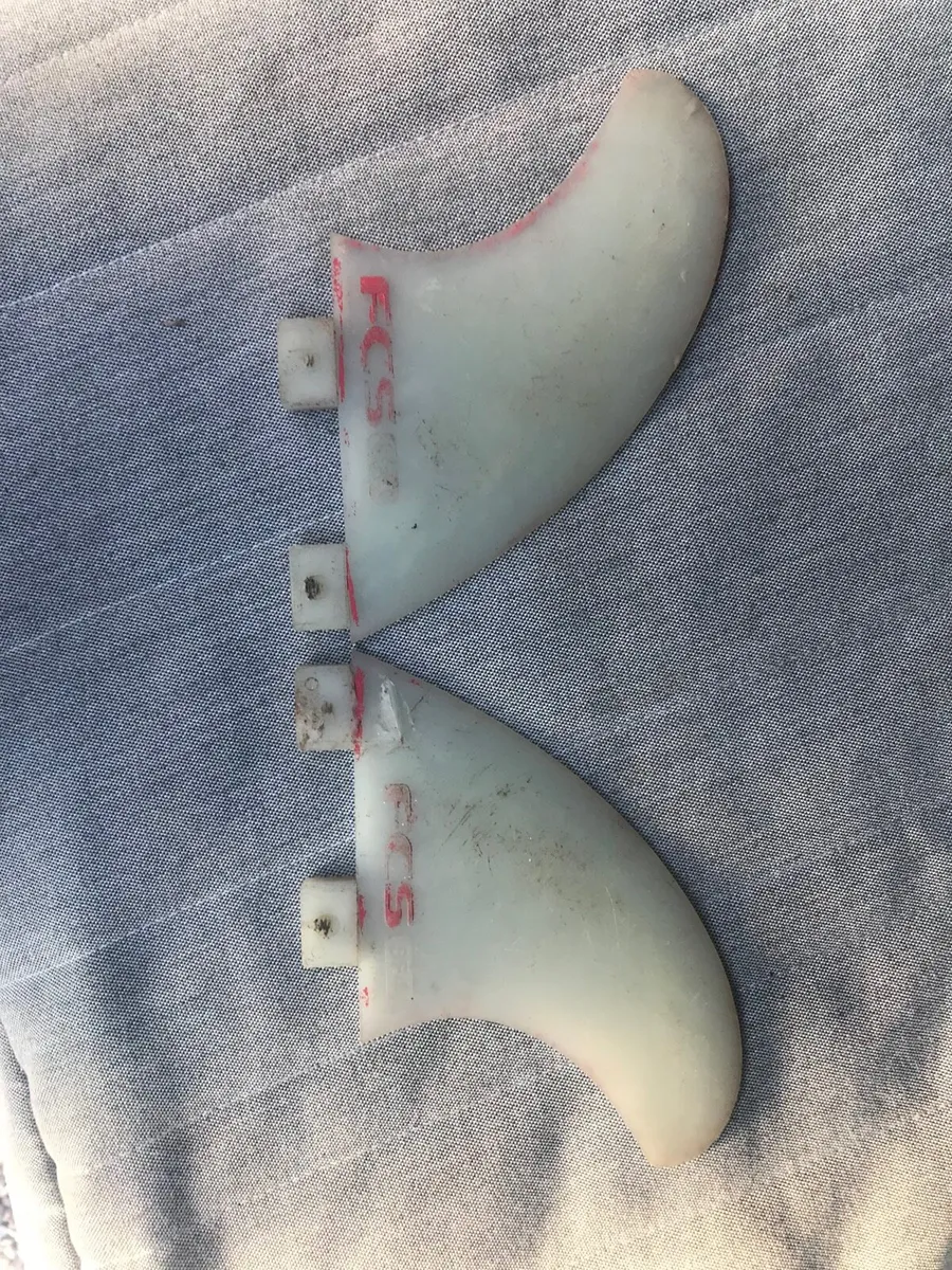 Fcs 1 side bite fins. Surfing