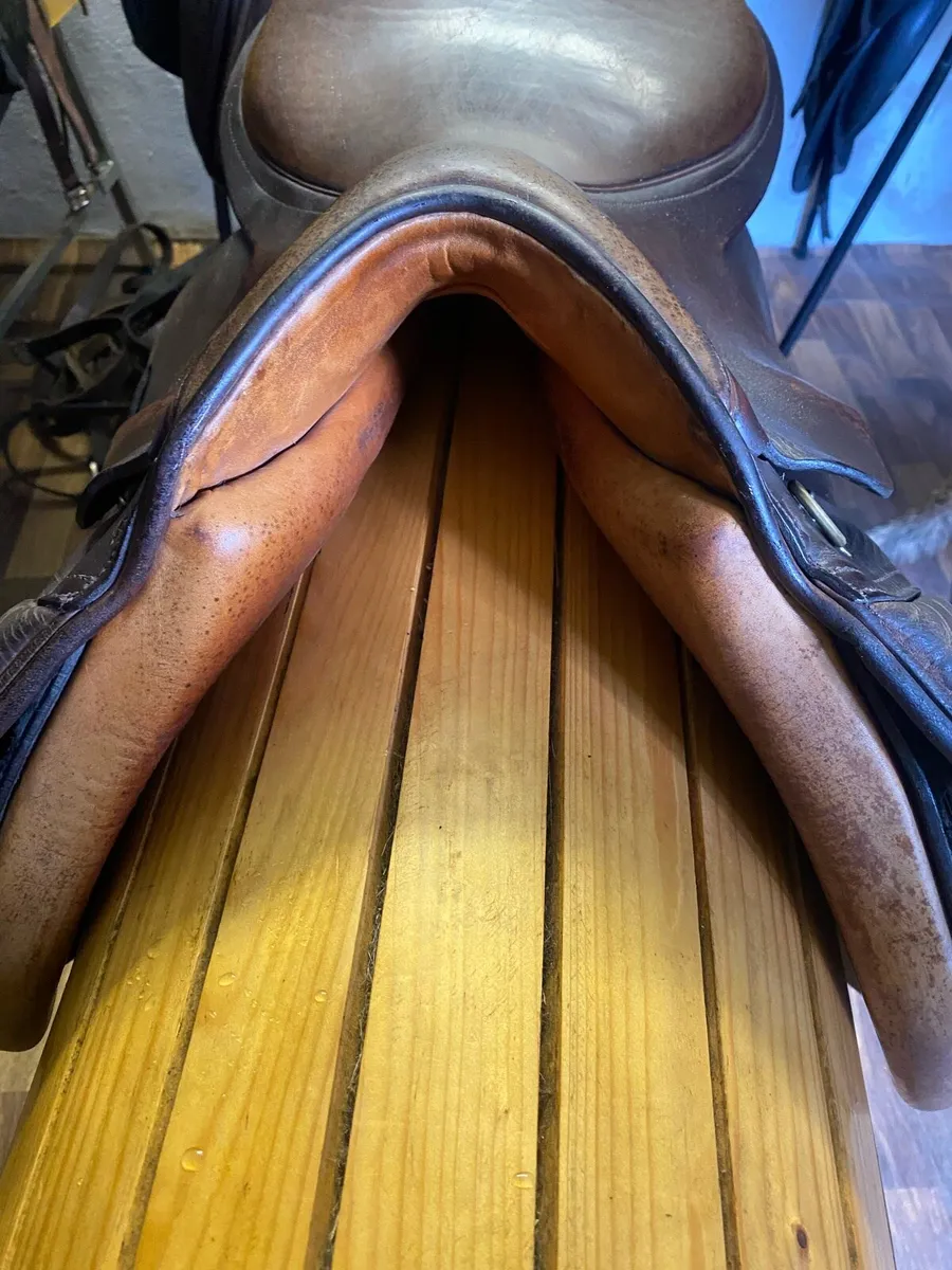 Dever 17” brown Leather jumping saddle - Image 3