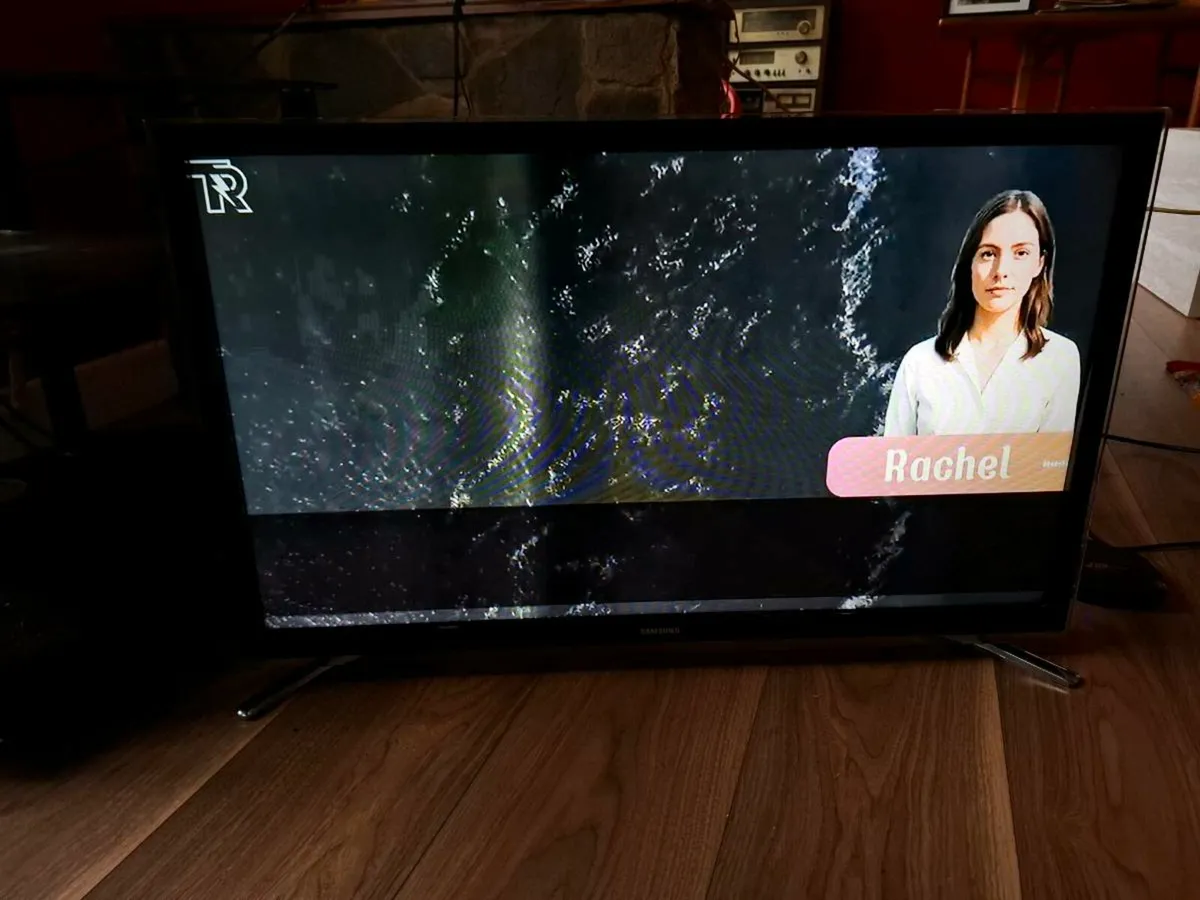 32" SMART TV - Image 1