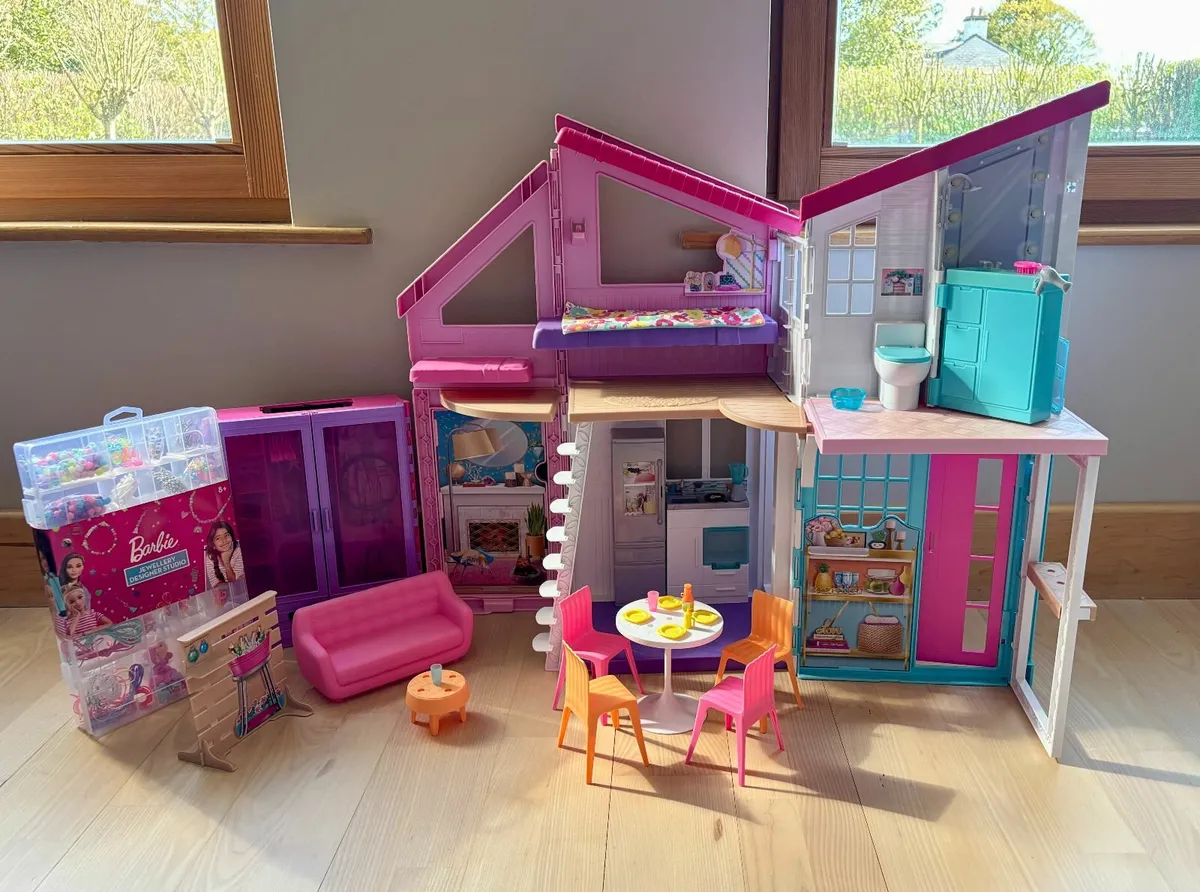 Barbie Malibu House and Jewellery Kit - Image 1