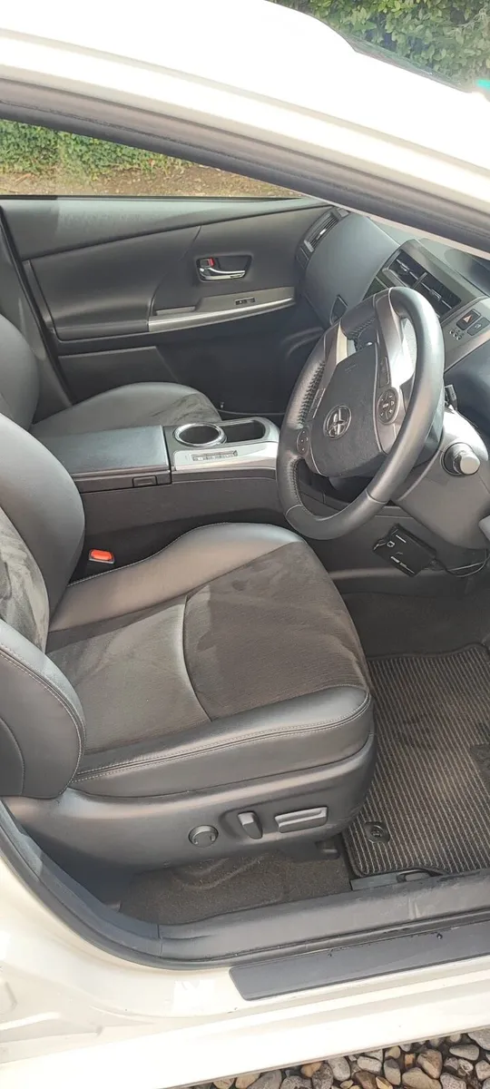 Toyota Prius Alpha 7 seater - Image 3