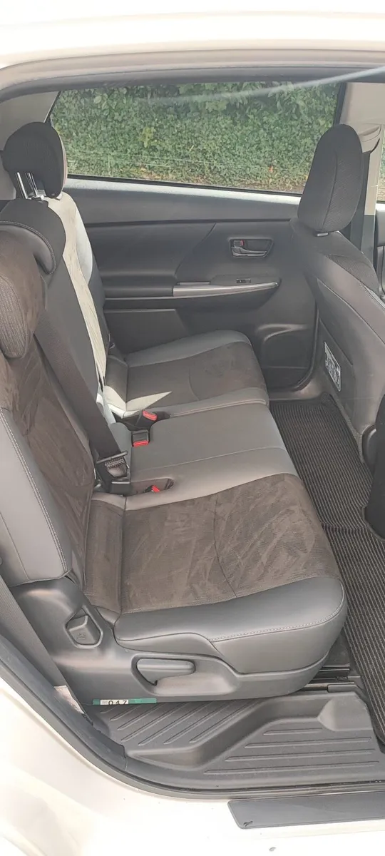 Toyota Prius Alpha 7 seater - Image 4