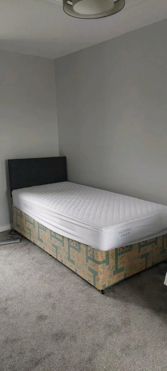 Single bed base,mattress and headboard - Image 1