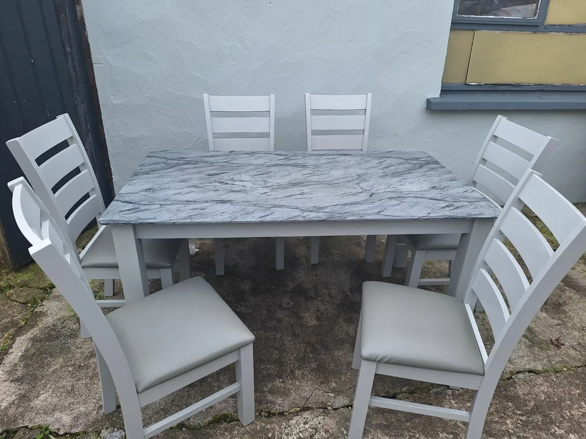 Table and 6 chairs - Image 1