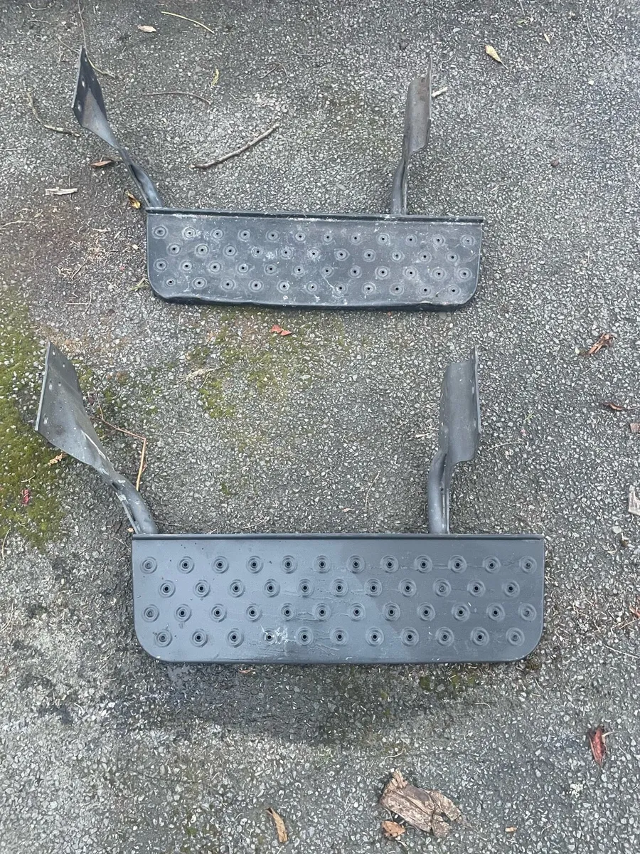 Back step off transit . - Image 1