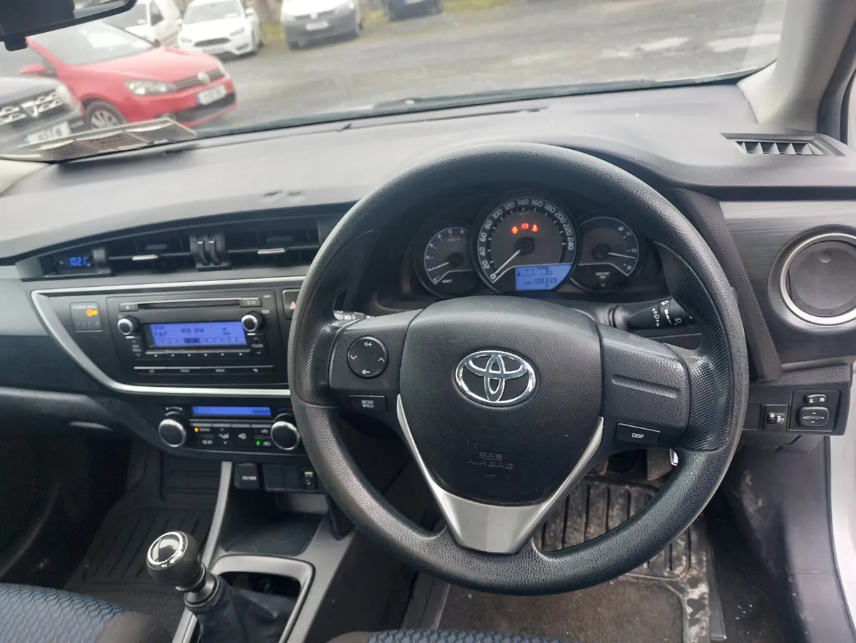 Toyota Auris 2014 - Image 2