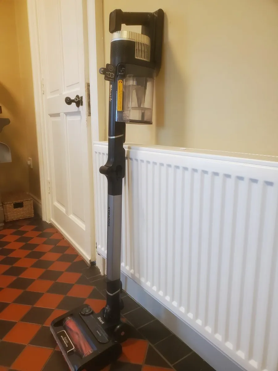Shark Stratos cordless stick vacuum - Image 2