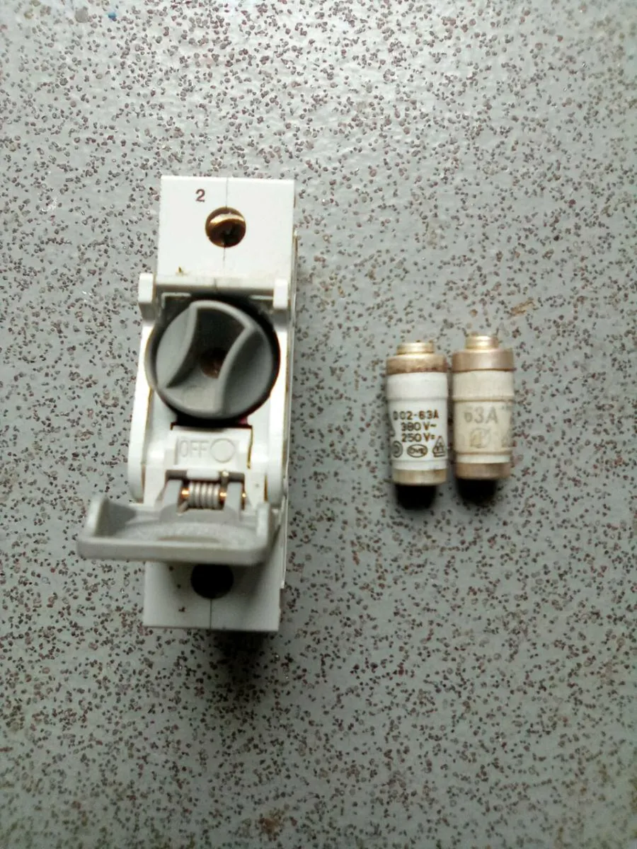 NEW. 63. AMP.  SWITCH. FUSE.  AND 3   63 AMP FUSES - Image 3