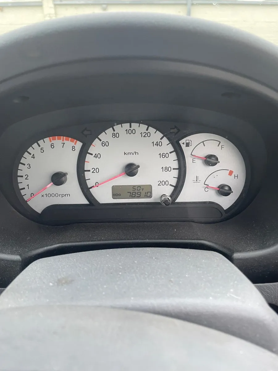 Hyundai Accent 2005 - Image 2