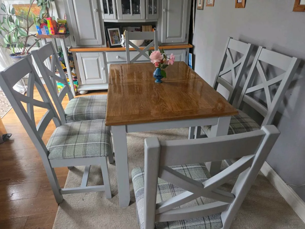Table and chairs - Image 1