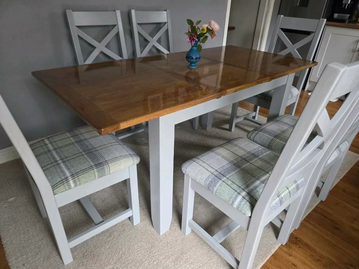 Table and chairs - Image 2