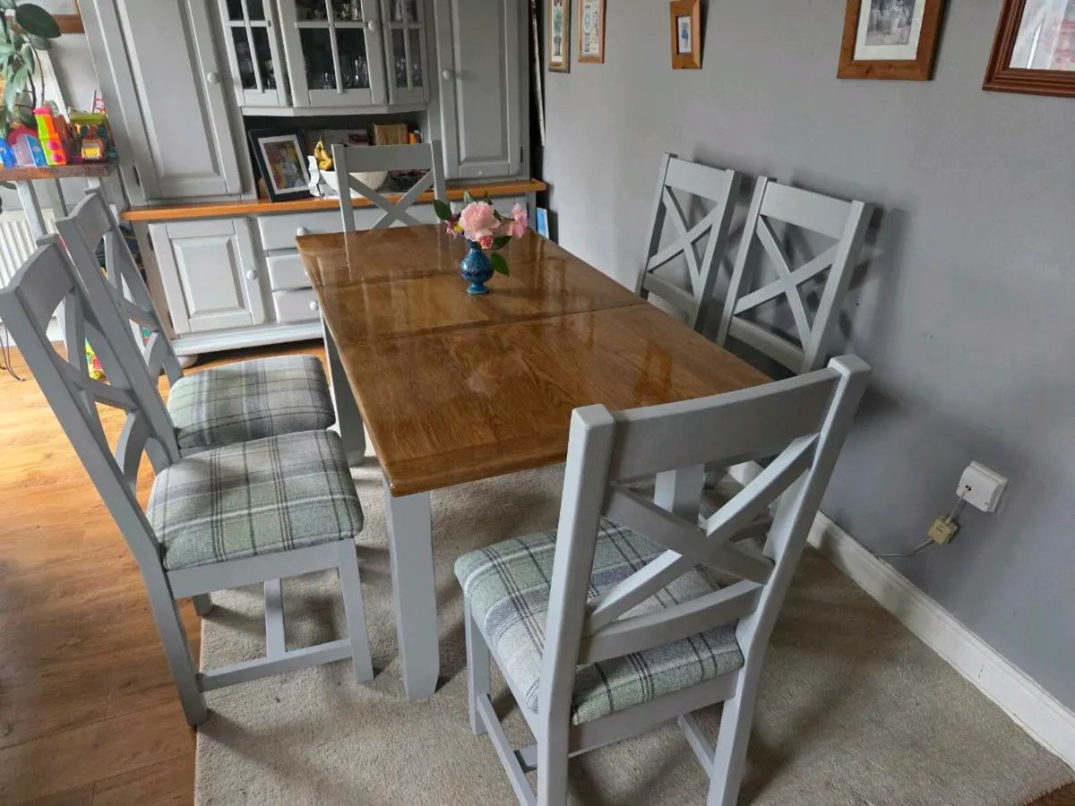 Table and chairs - Image 3