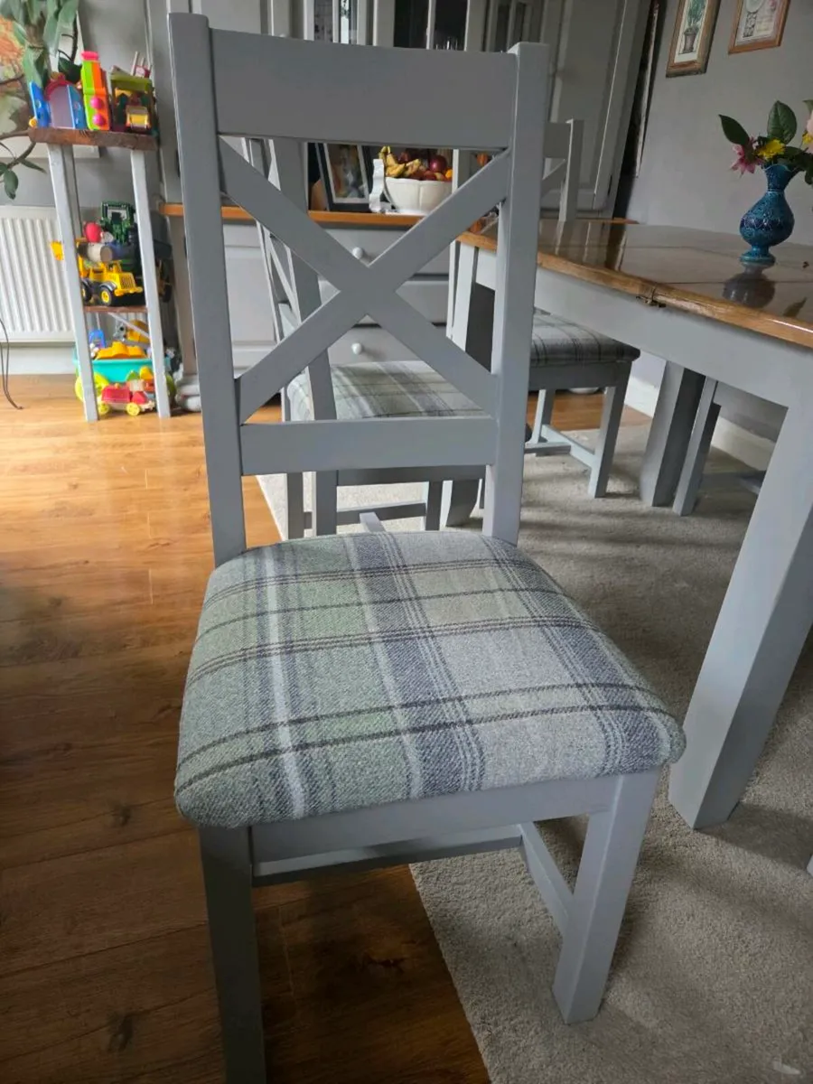 Table and chairs - Image 4