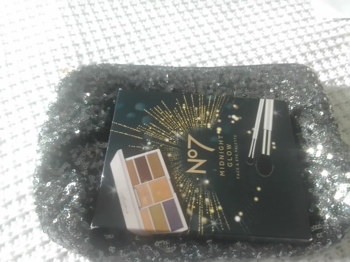 NO 7 MIDNIGHT GLOW COMPACT WITH SEQUIN BAG NEW - Image 4