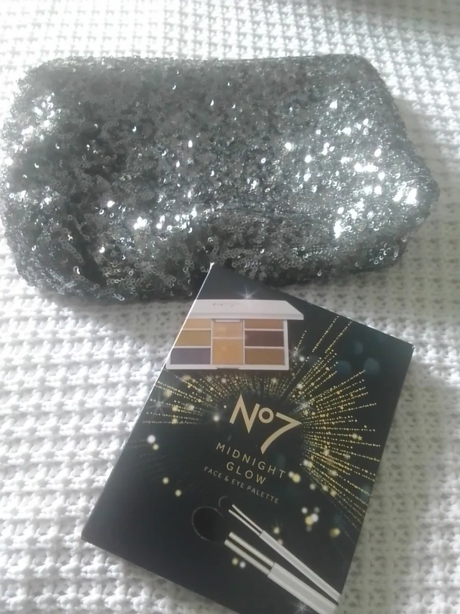 NO 7 MIDNIGHT GLOW COMPACT WITH SEQUIN BAG NEW - Image 1