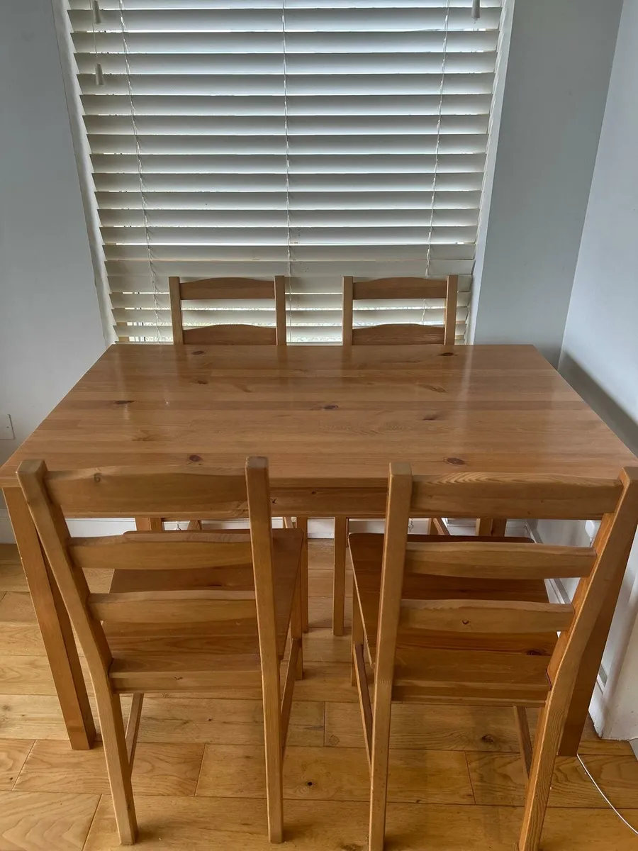 Kitchen table and chairs - Image 1
