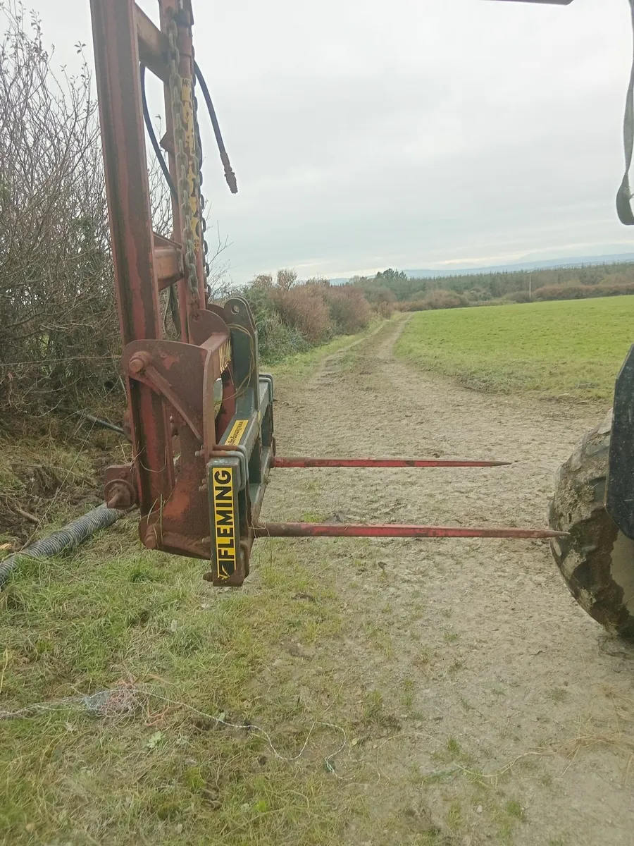 Fleming heavy duty bale spike and Mast - Image 3