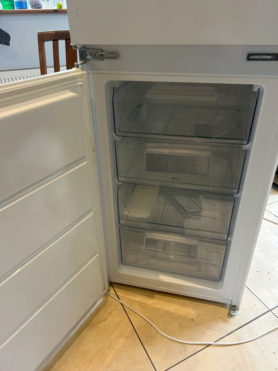 Electrolux integrated fridge freezer - Image 3