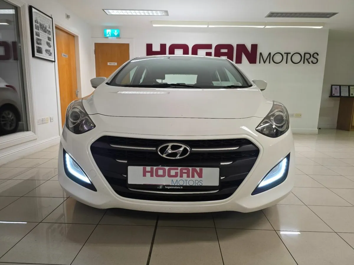Hyundai i30 Diesel SE 5DR H/B - Image 2