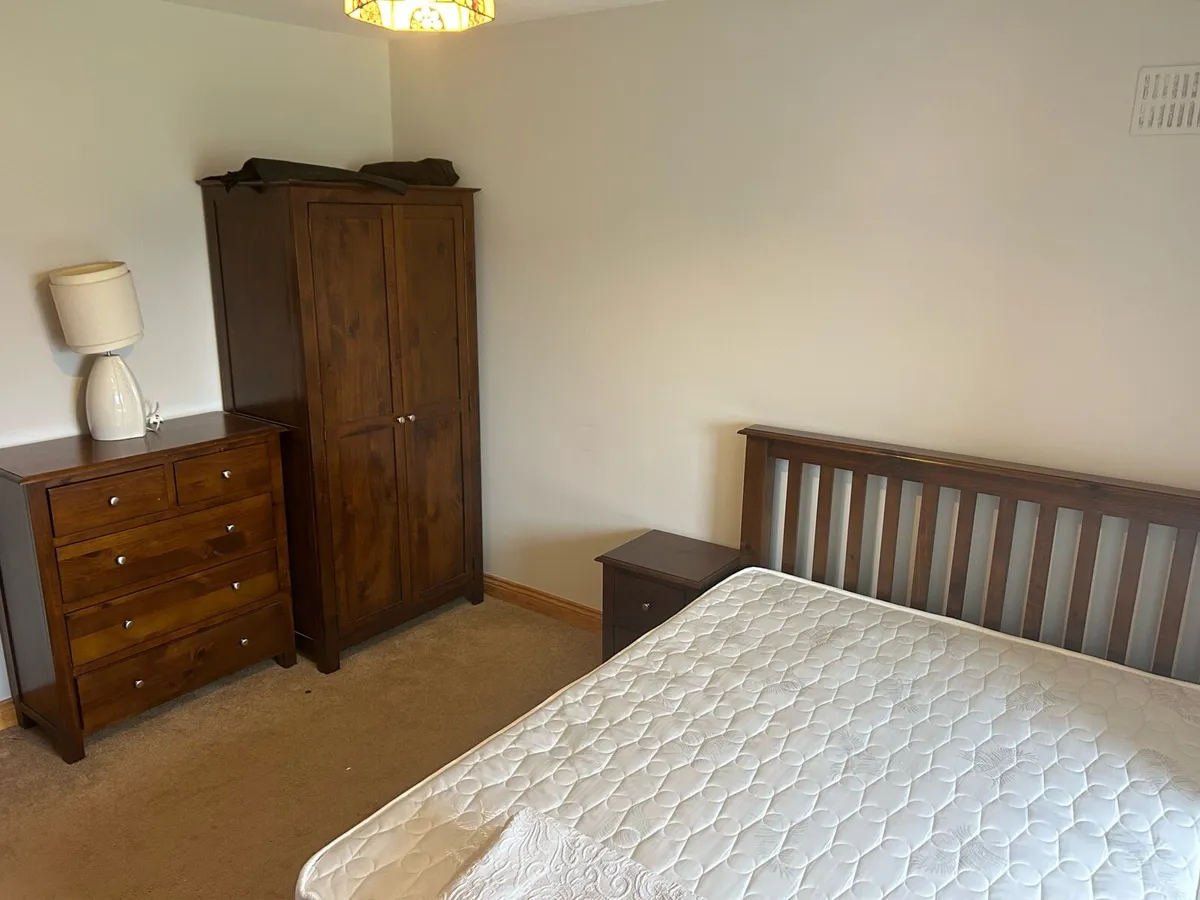 Mahogany style bedroom set - Image 1