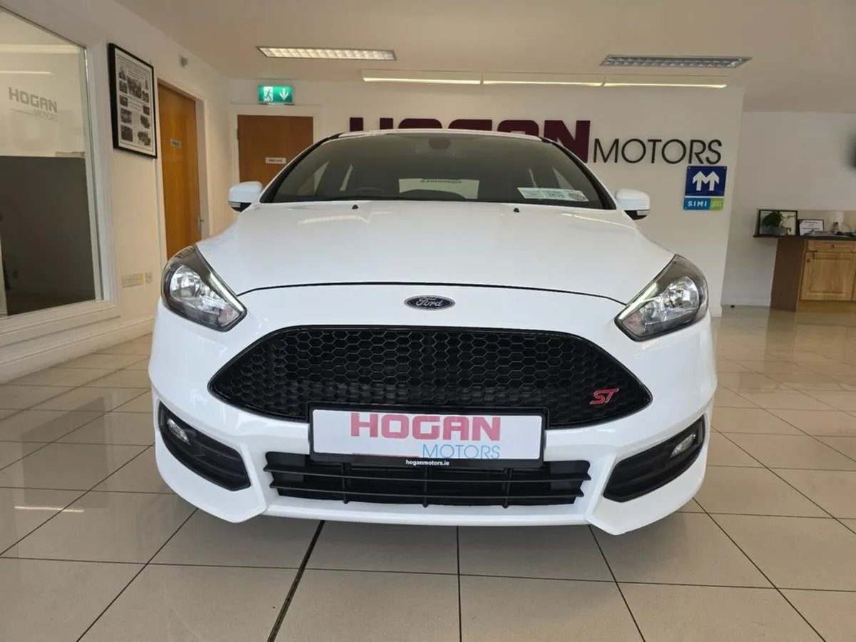 Ford Focus ST2 2.0 250PS 5DR H/B - Image 2