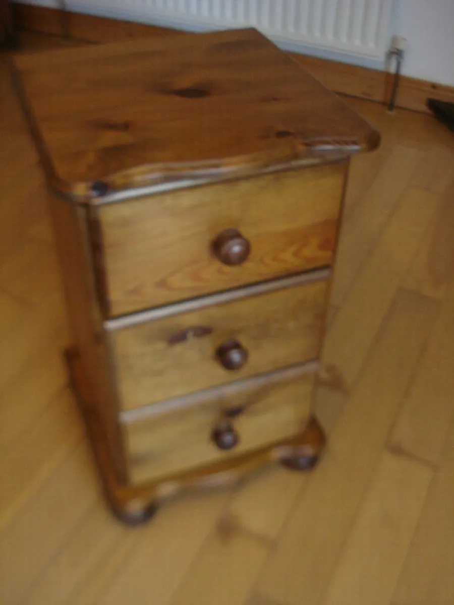 SOLID QUALITY IRISH DARK PINE BEDSIDE LOCKER. - Image 3