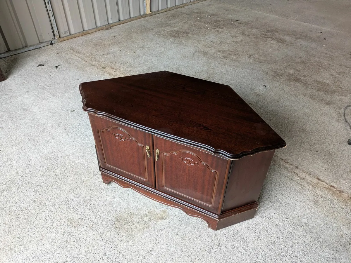 Rossmore tv corner unit - Image 1