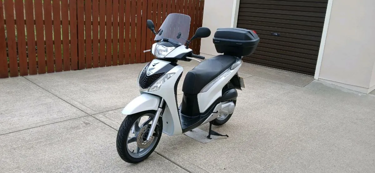 2011 Honda SH125i (£1300stg) - Image 1